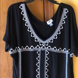 Adorable vneck black w/white tribal print100%rayon